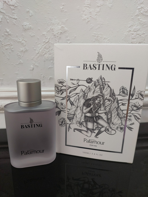 ادکلن paramour برند Bastings رایحهای گرم، تلخ و کاملاً مردانه